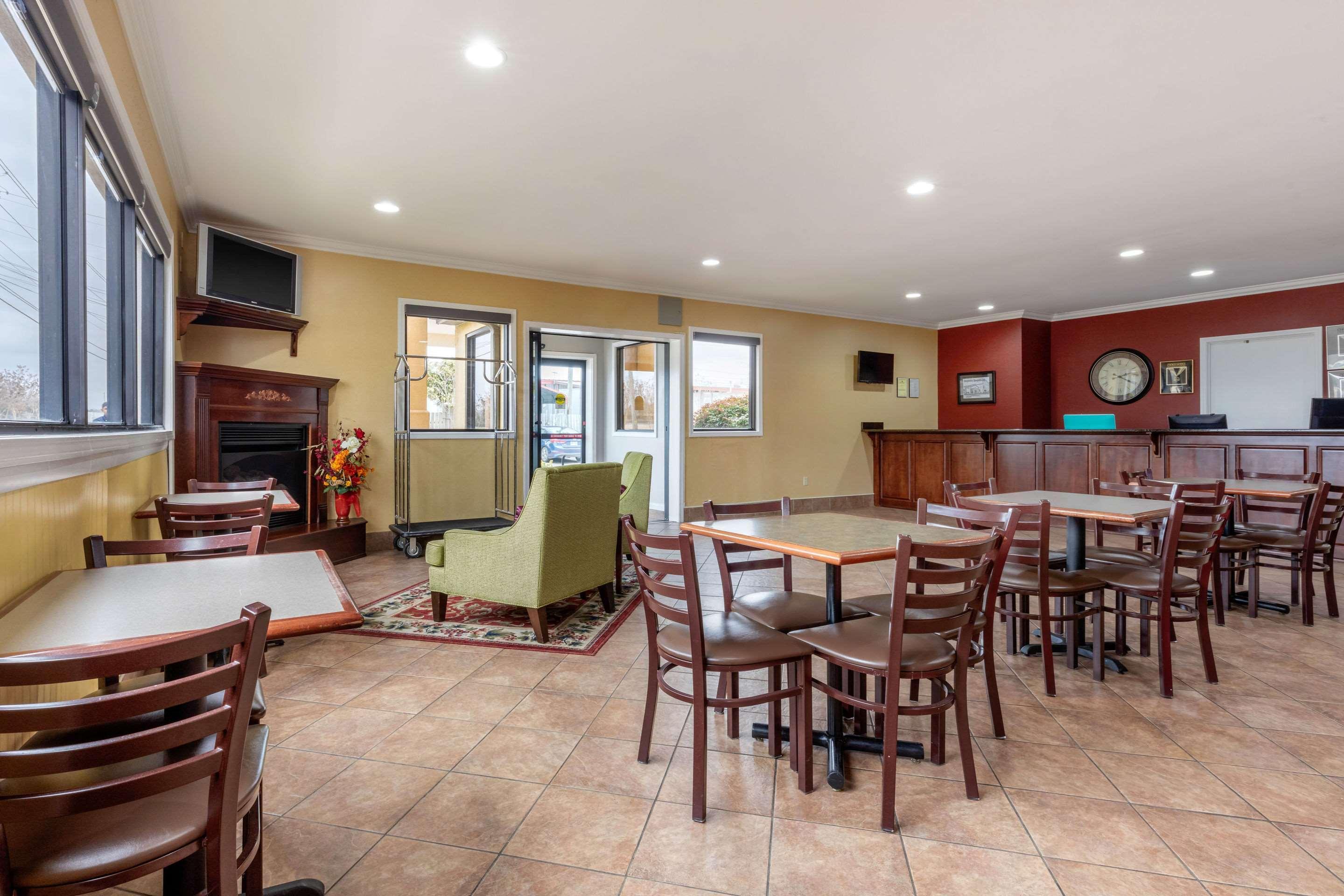 Quality Inn & Suites Demopolis Extérieur photo